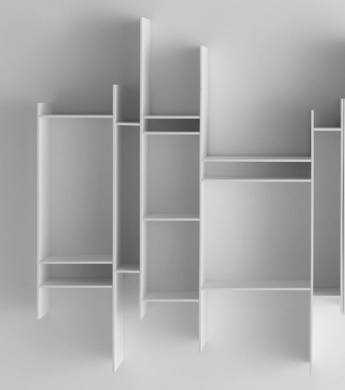 Weißes Randomito Regalsystem von MDF Italia, modernes Wandregal mit asymmetrischen Fächern.