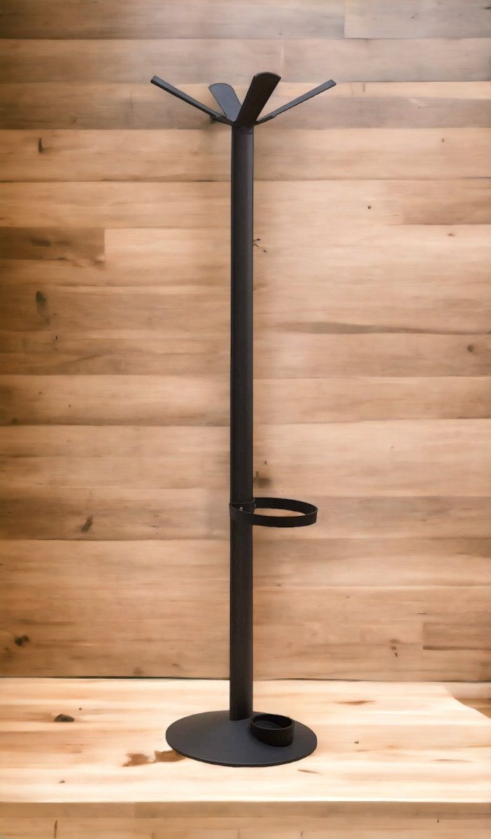 Schwarzer Ellipse Kleiderständer mit integriertem Schirmständer vor einer Holzwand. Garderobe für Flur und Büro.