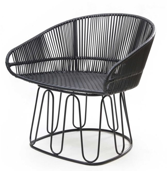 Schwarzer Circo Lounge Chair von ames für den Außenbereich, mit geflochtener Sitzfläche und Metallgestell.