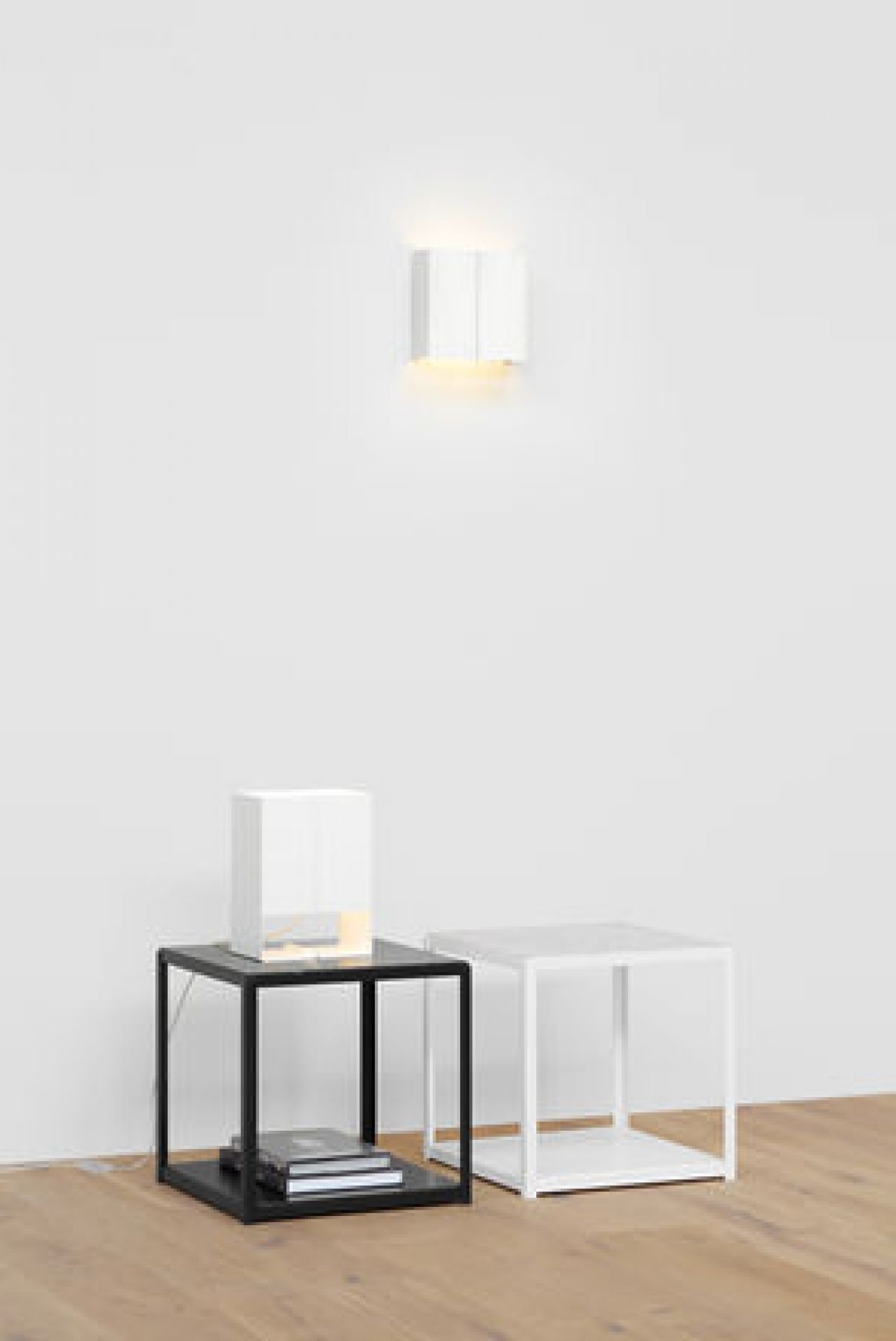 LT02 Seam Two Tischleuchte von e15, weiße Design Lampe auf Nachttisch und Wandleuchte.