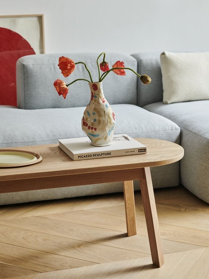 Mags Soft Sofa 2,5-Sitzer in Cognac Leder mit beiger Naht im Wohnzimmer.