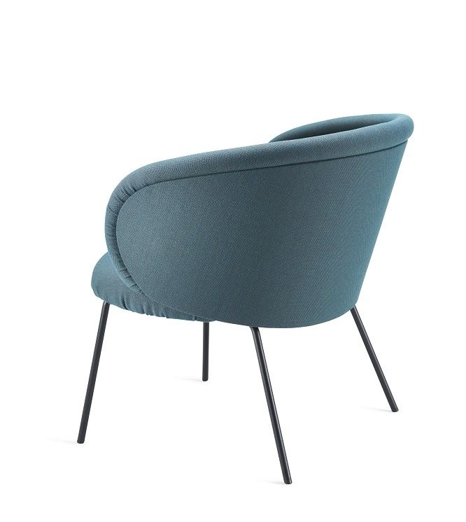 Blauer Ona Cocktail Sessel von Freifrau Manufaktur, Stoffbezug, schwarze Metallbeine, Rückansicht.