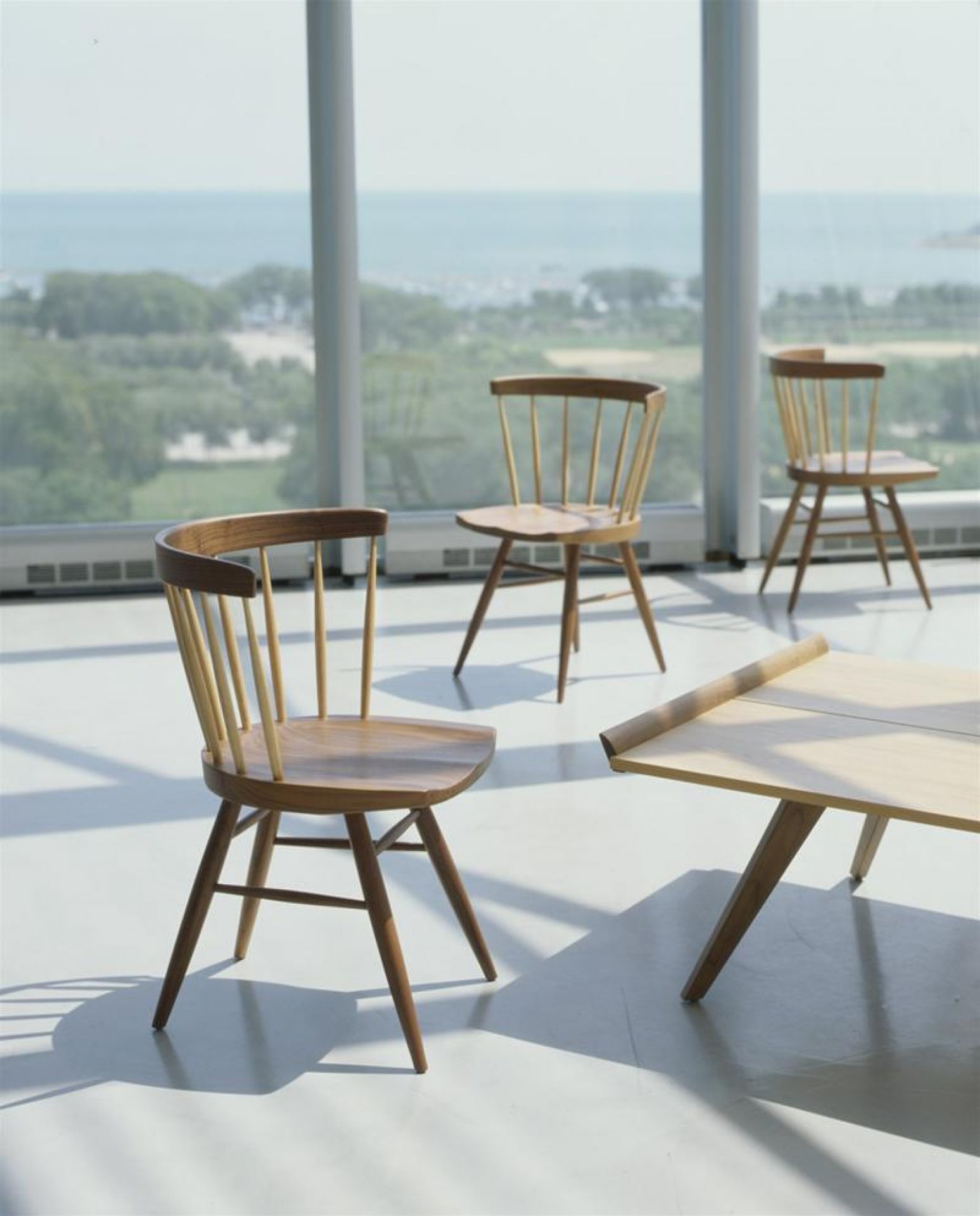 Holzstuhl "Straight" von Knoll International, modernes Design, Sitzmöbel für Esszimmer oder Büro.