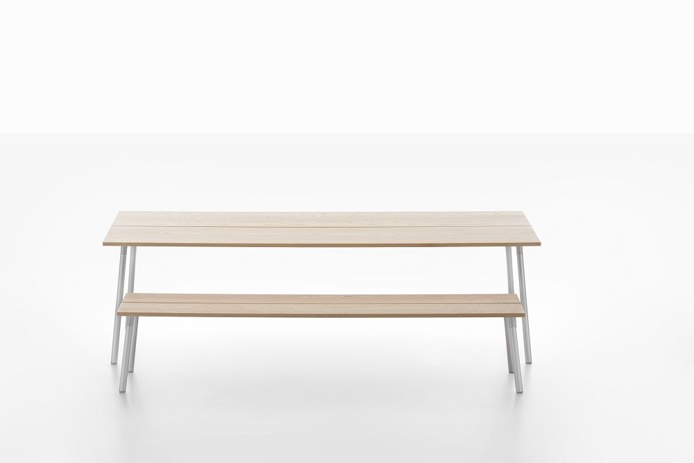 Run Bench 3-Sitzer Bank aus Aluminium und Walnußholz, moderne Sitzbank für den Innenbereich.