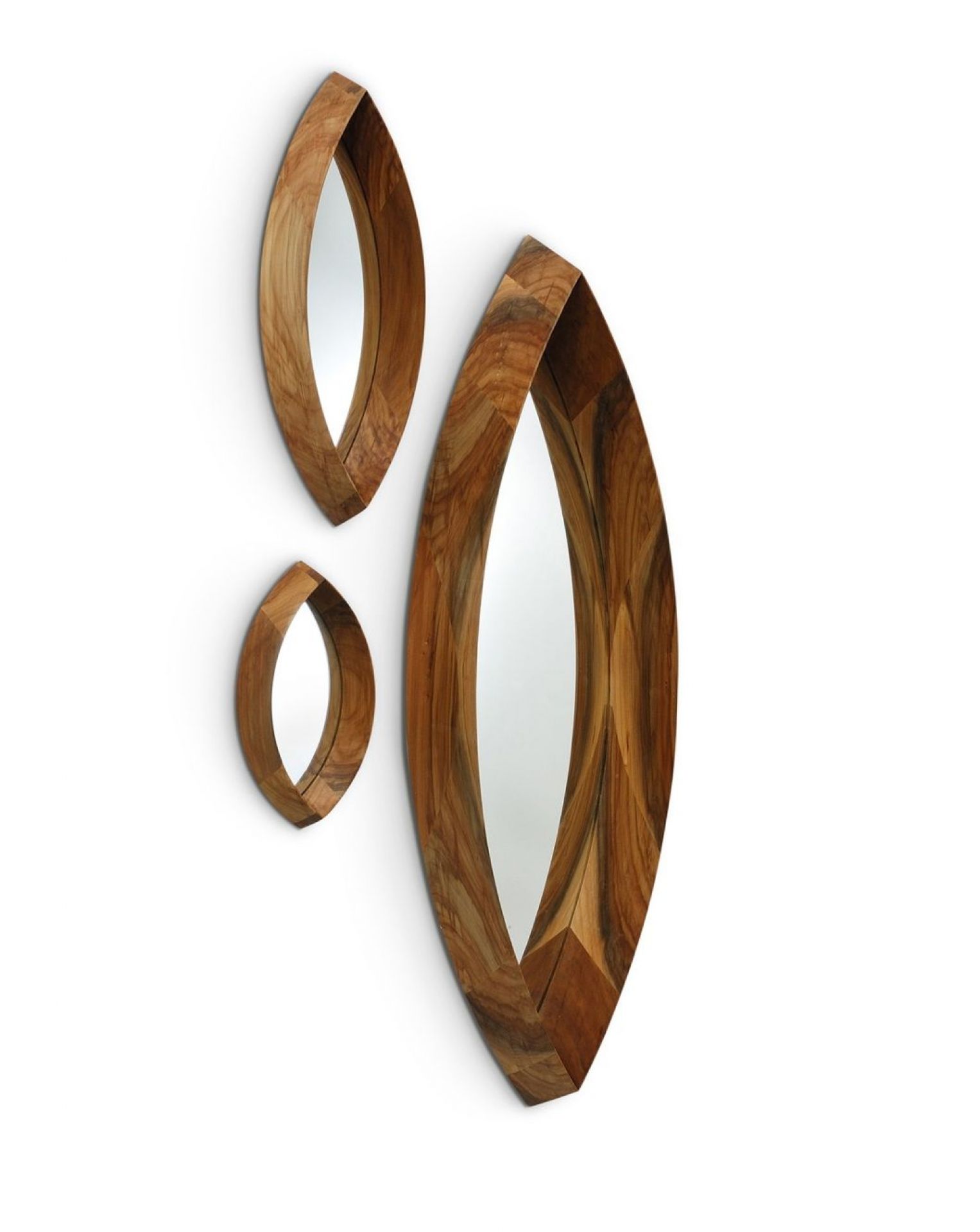 Mamanonmama Spiegel Set: Drei ovale Wandspiegel mit Holzrahmen für modernes Interior Design.