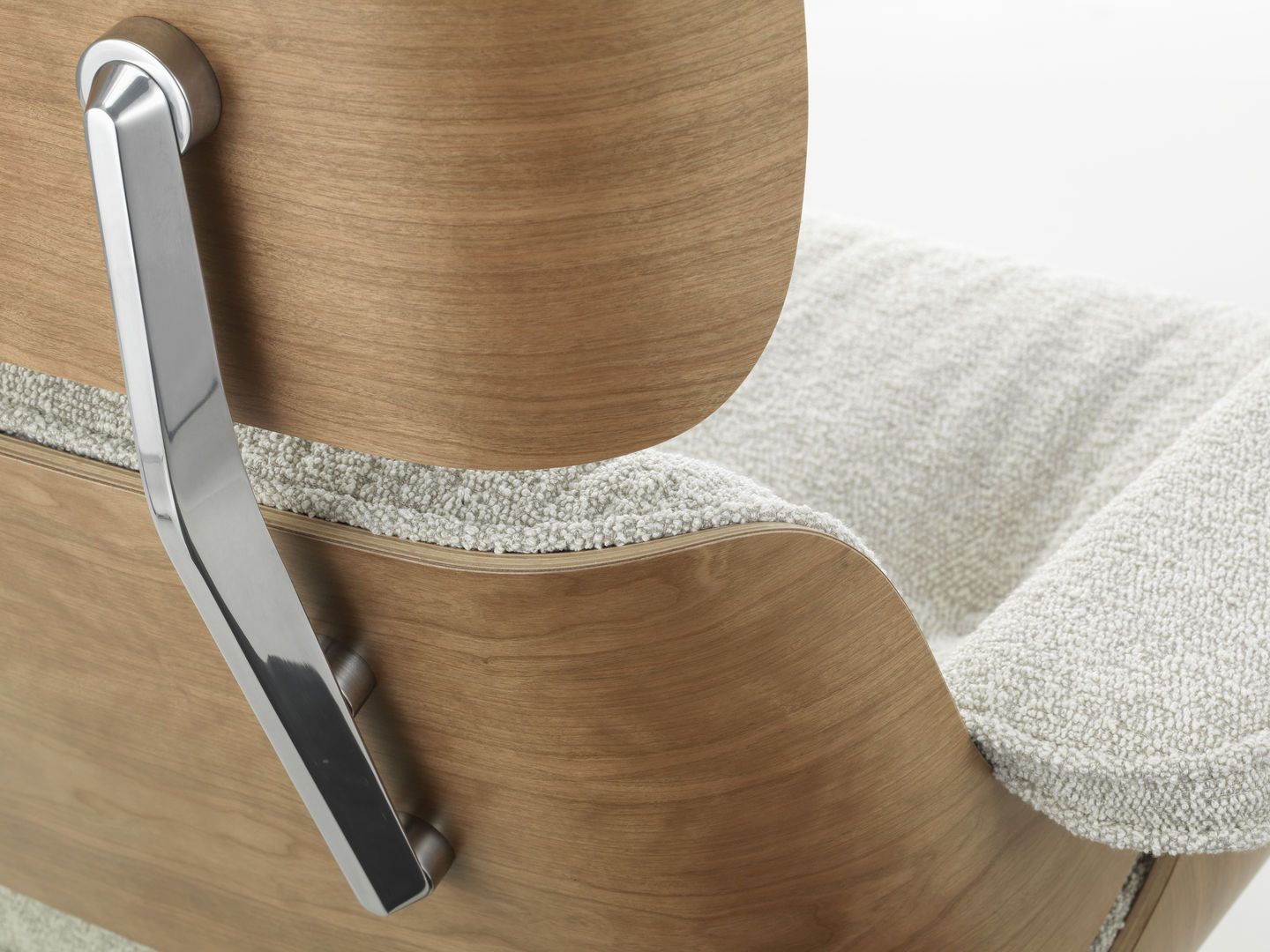 Eames Lounge Chair & Ottoman Sessel VORZUGSKOMBINATION Nubia, cream sand, poliert, Kirschbaum