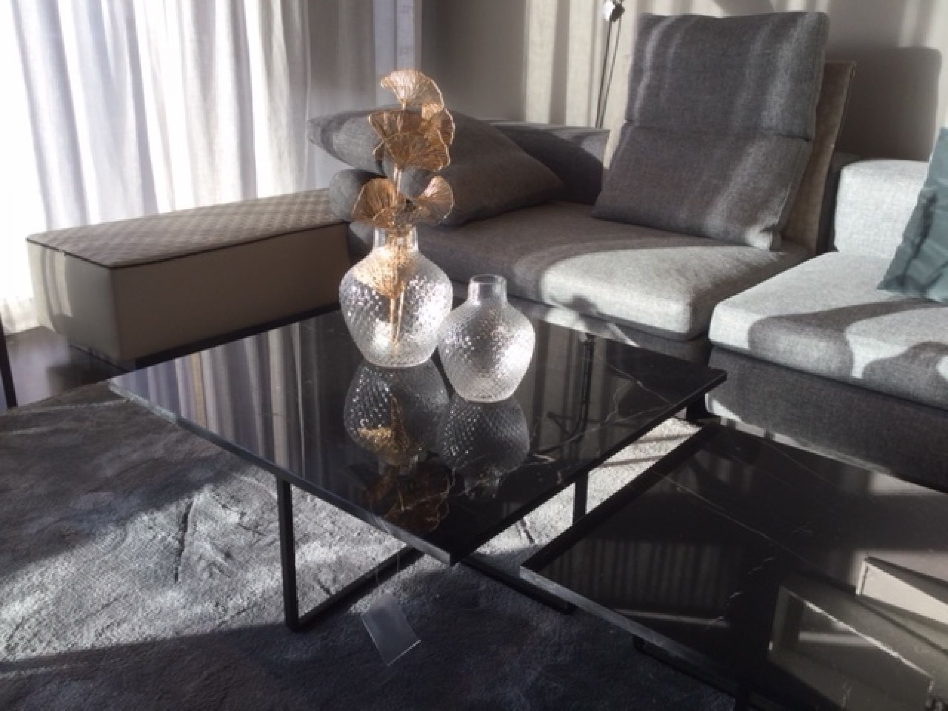 Ninety Medium Couchtisch von Ox Denmarq mit schwarzer Marmorplatte und Dekoration im Wohnzimmer.