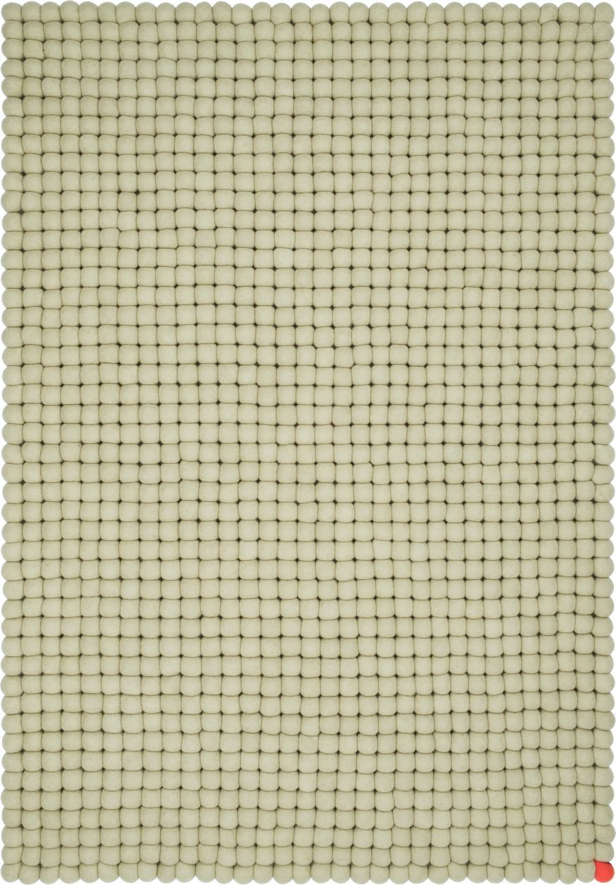 Detailansicht: Rechteckiger Filzteppich "Big One" in Grünbeige, 180x260 cm, aus vielen kleinen Filzkugeln.