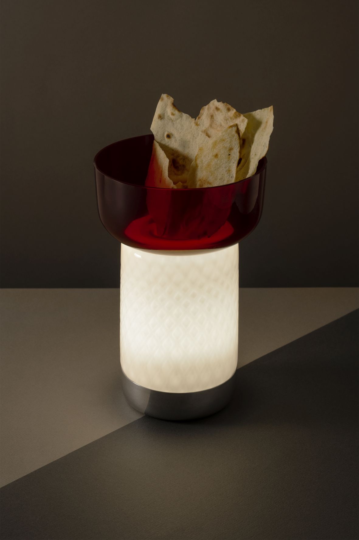 Bontà Akkuleuchte in Topas: Tischleuchte mit roter Schale und Speisen. Dekorative Lampe.