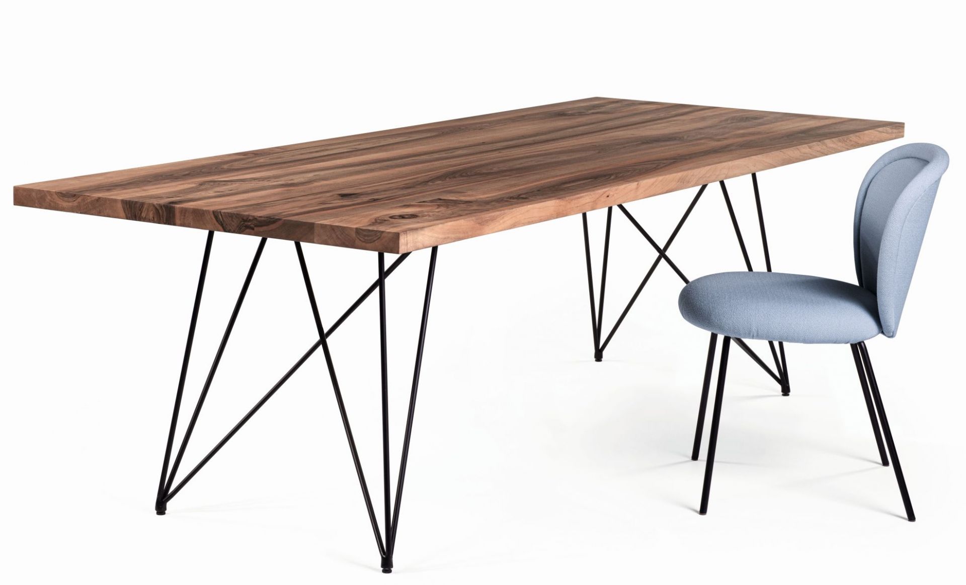GN 01 Stilt Tisch: Geräucherte Eiche, natur geölt, mit schwarzen Metallbeinen und blauem Stuhl.