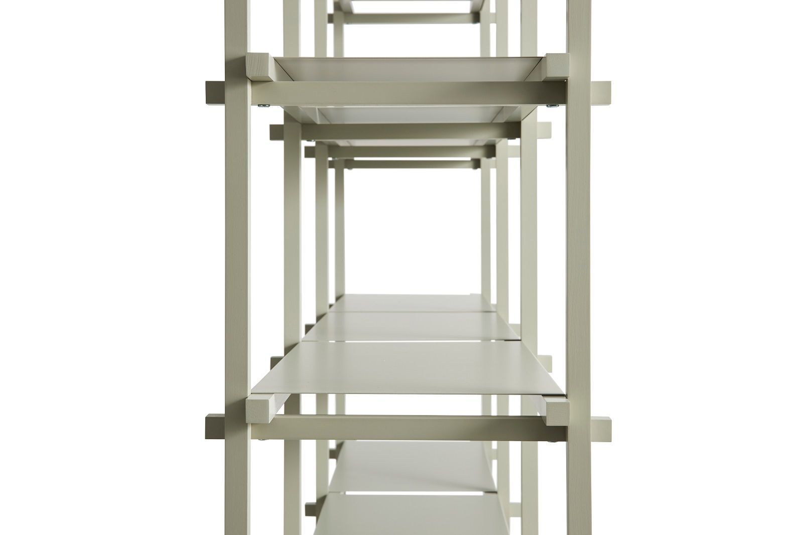 Detailaufnahme des hohen, grauen Woody Regals von Hay, ideal für moderne Wohnräume und Büros.