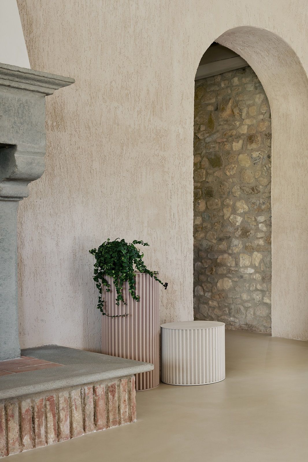 Herclino Beistelltisch in Taubengrau, Indoor/Outdoor geeignet. Moderner, gerippter Tisch mit Pflanze, ideal als Couchtisch oder Nachttisch.