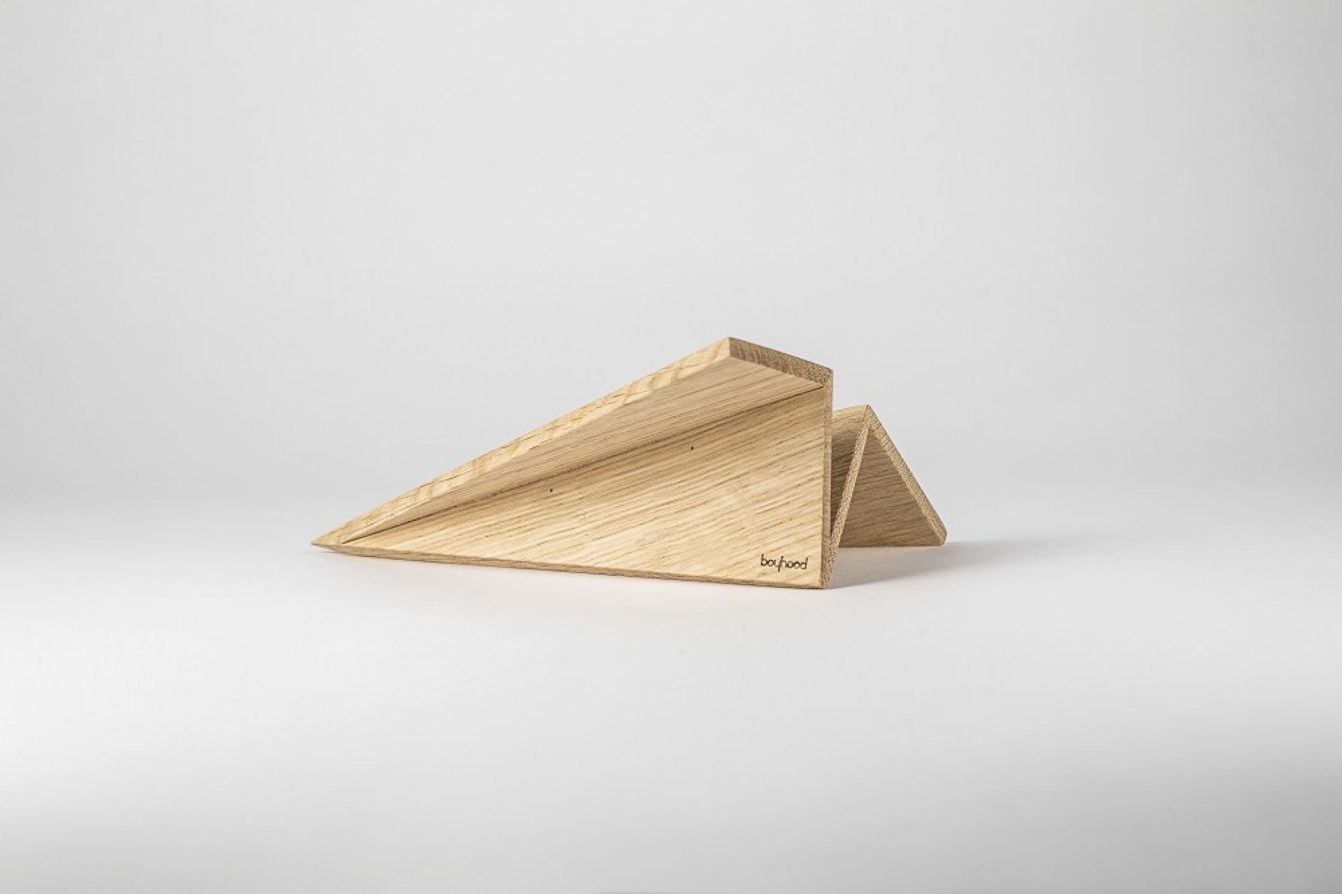 Maverick Paperplane Holzfigur: Abstraktes Papierflugzeug aus Eiche, handgefertigtes Deko-Objekt für Kinderzimmer.