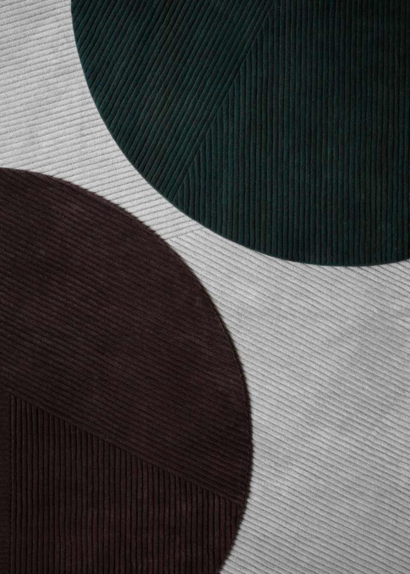 Detailaufnahme: Row Teppich, rund, dunkelbraun und grün, gerippte Textur, modernes Design.