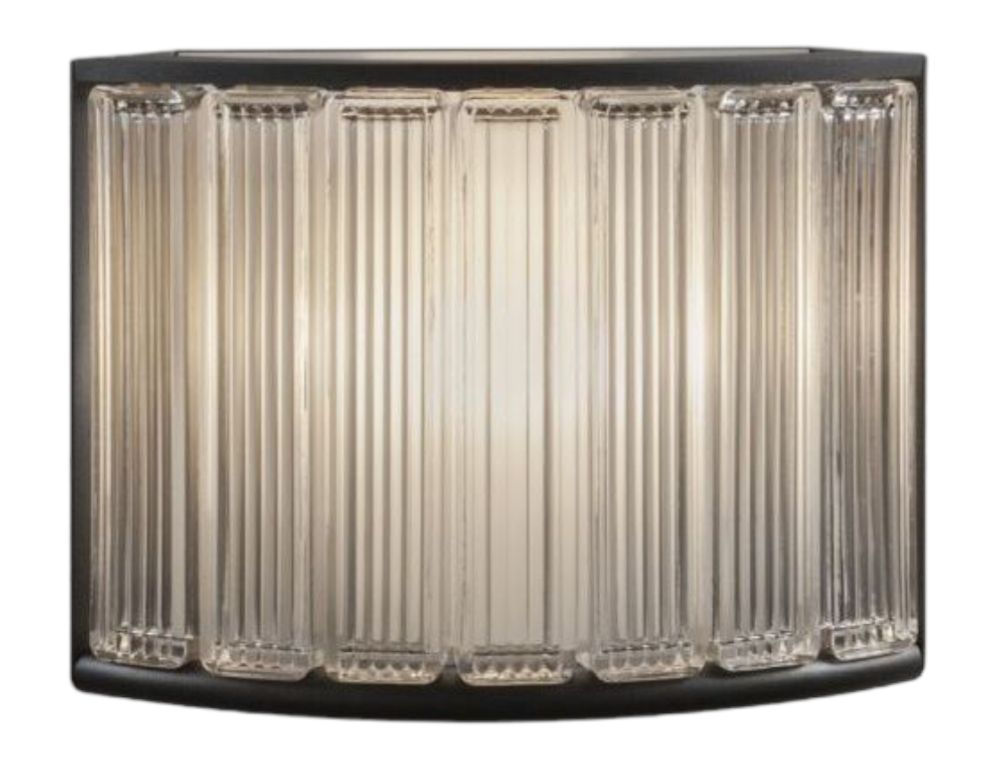 Estadio Wandleuchte von Santa & Cole: Moderne Wandlampe mit geriffeltem Glas und schwarzem Rahmen.