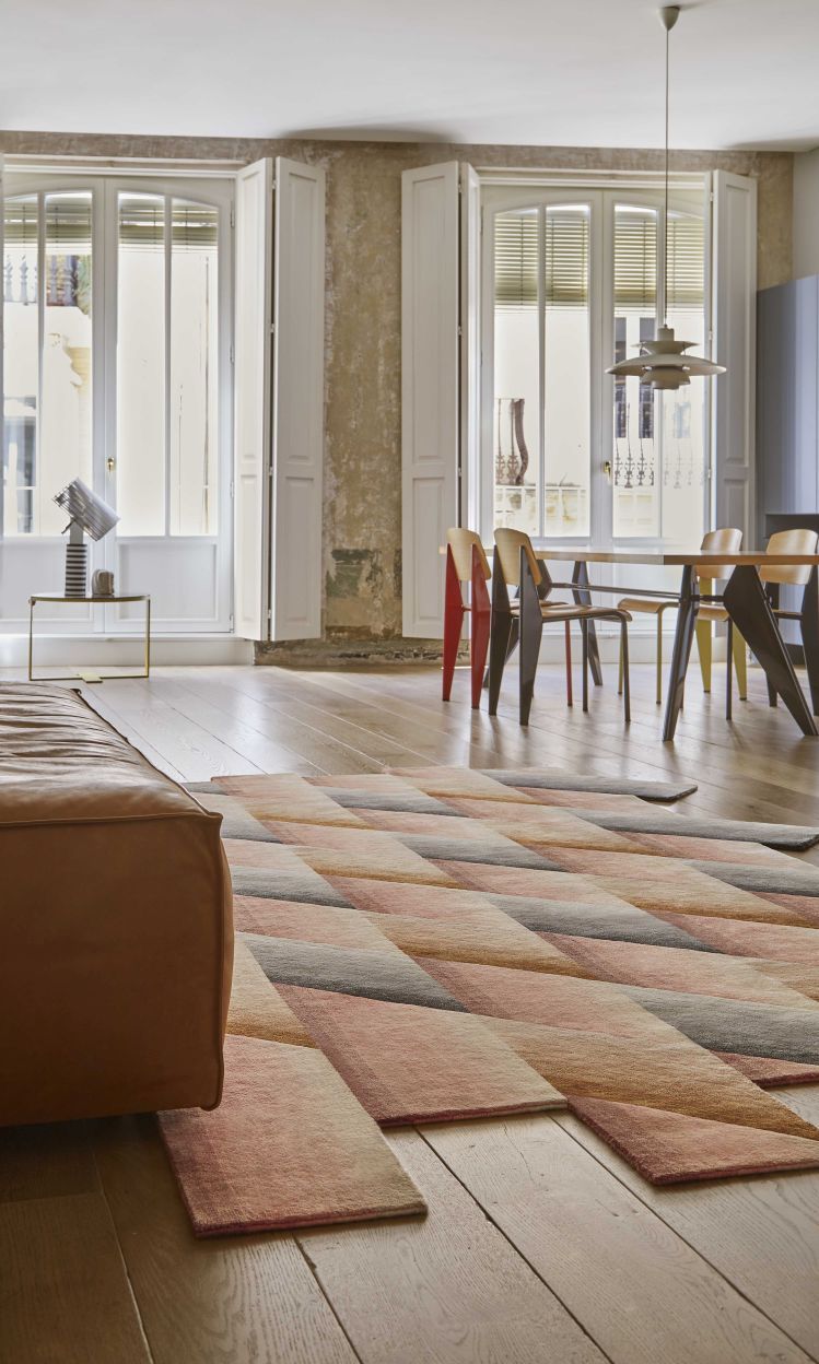 Wohnzimmer mit Mirage Teppich in Nude-Tönen, geometrisches Muster, moderner Teppich für stilvolles Wohnen.