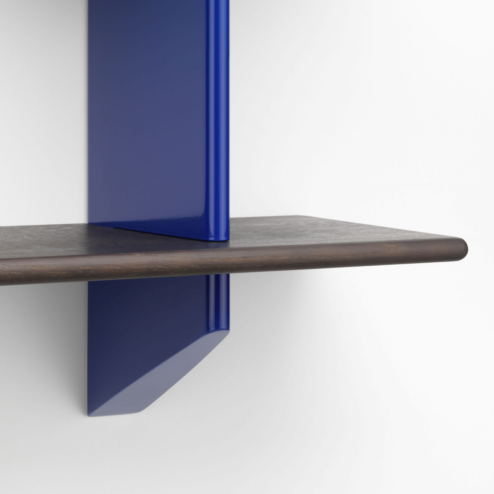 Detailaufnahme des Vitra Rayonnage Mural Wandregals in Eiche dunkel und Prouve Bleu Marcoule.