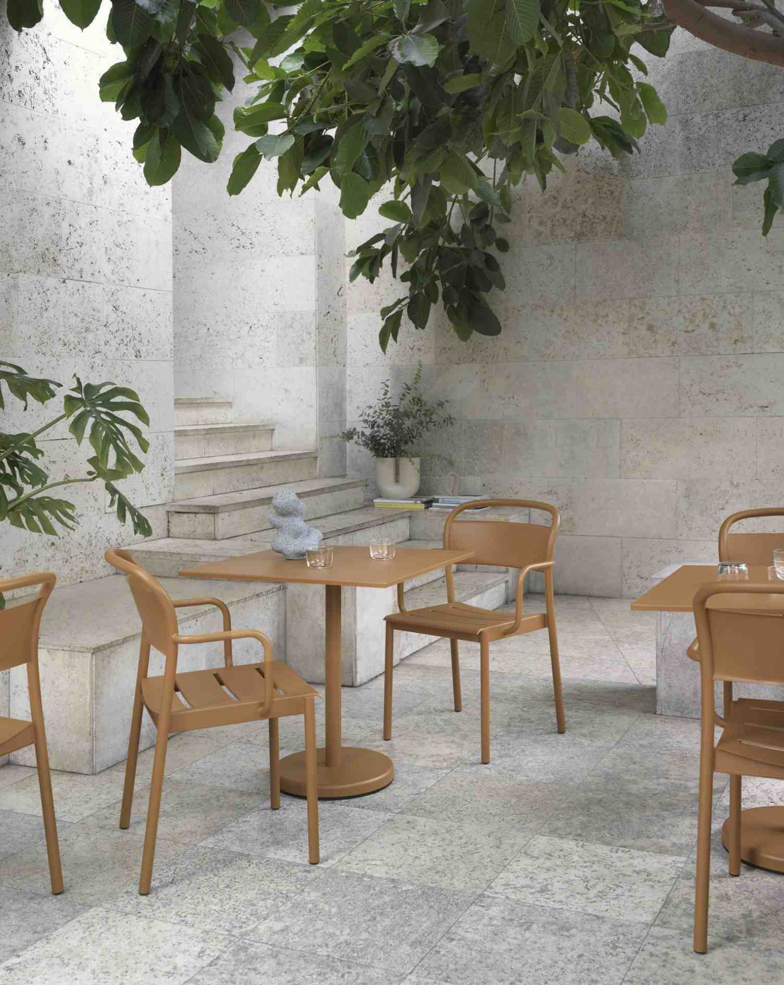 Muuto Linear Steel Armchair: Grauer Armlehnenstuhl für den Außenbereich, ideal für Garten und Terrasse.