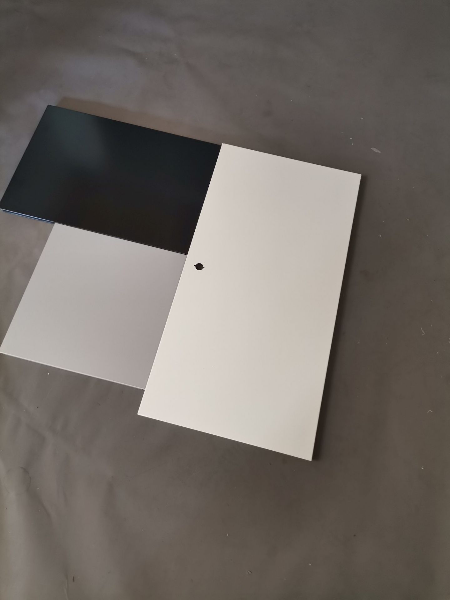 USM Haller Ersatzteile Set (Mängelexemplar): Drei verschiedenfarbige Metallplatten für USM Möbelbausysteme.