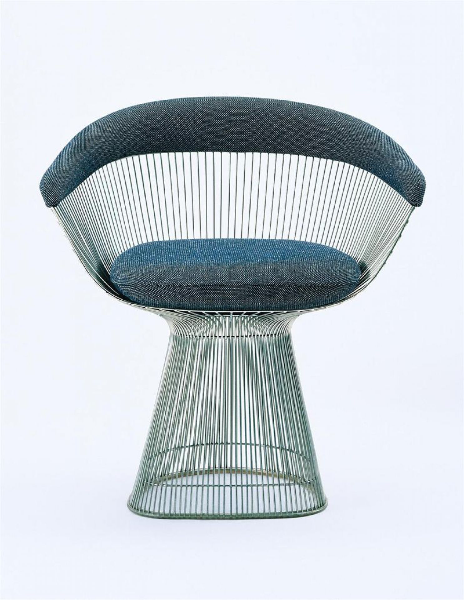 Platner Sessel von Knoll International, kleiner Lounge Sessel mit blauem Stoffbezug und Stahlgestell.