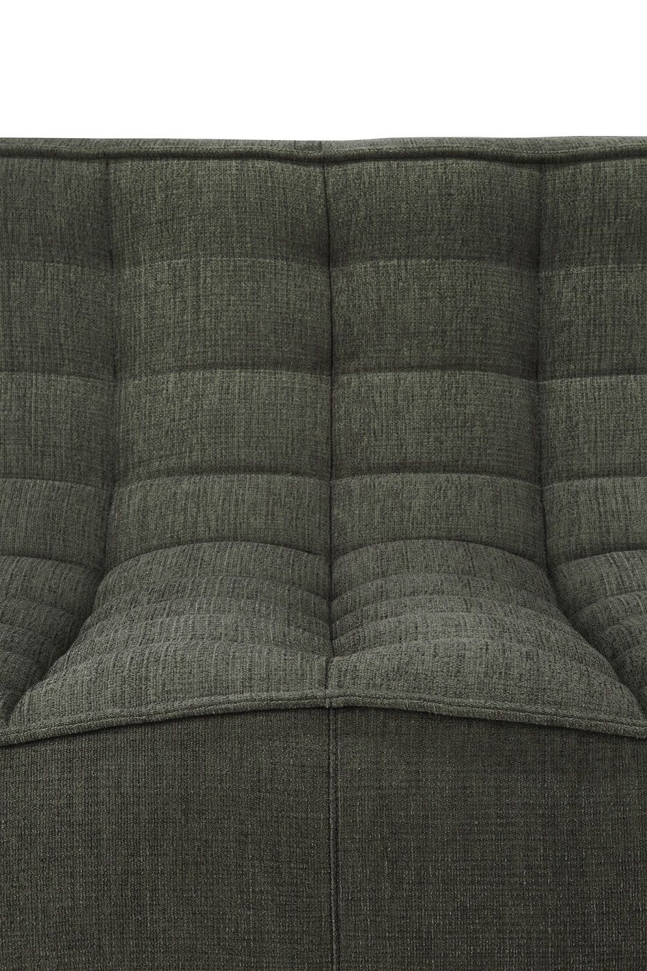 Detailaufnahme des N701 Sofas 2-Sitzer von Ethnicraft, Stoff Moss Eco, modernes Design, Polstermöbel.