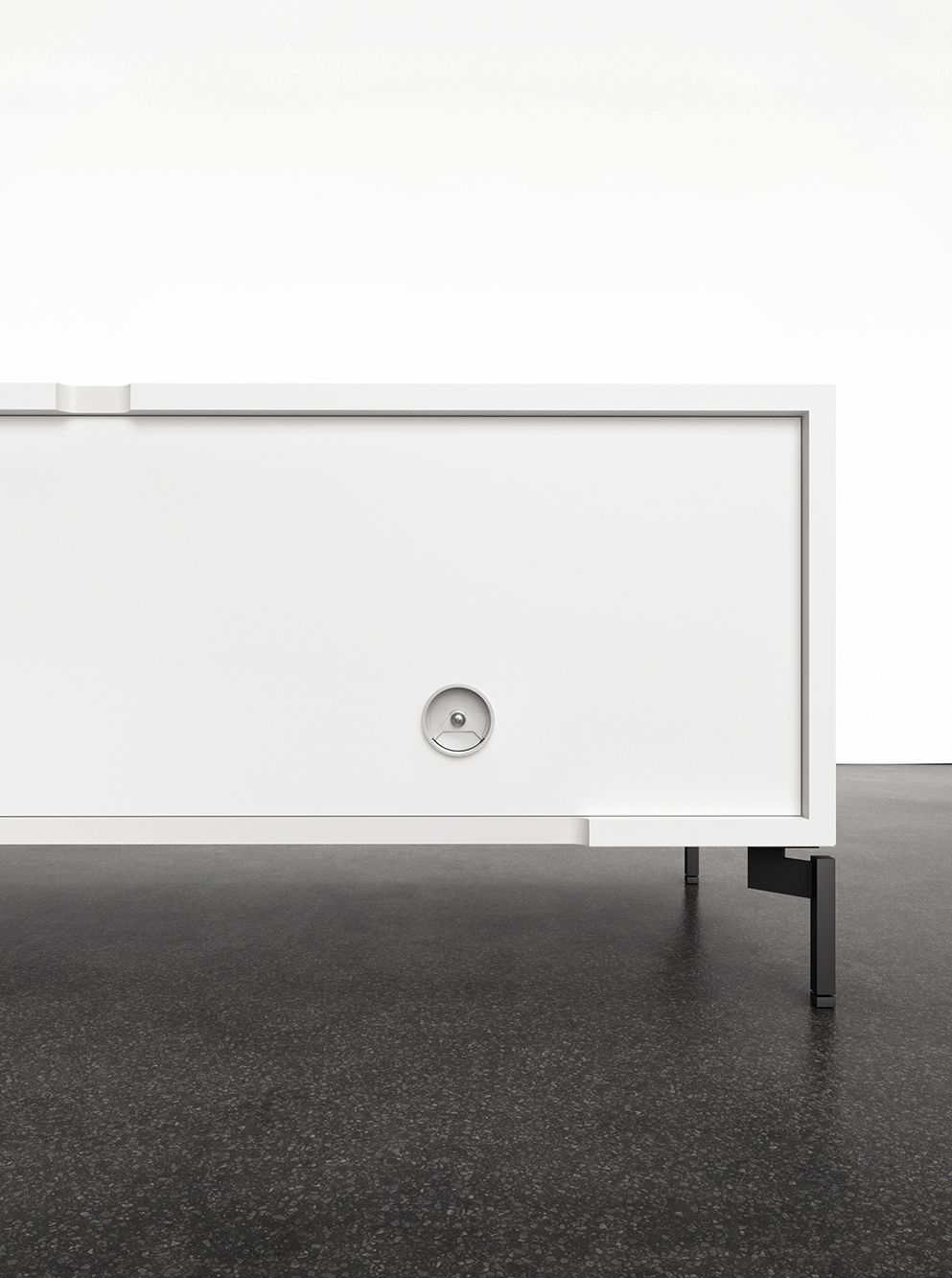 Weißes Nex Pur Box TV-Lowboard von Piure mit Medienklappe und schwarzen Füßen.