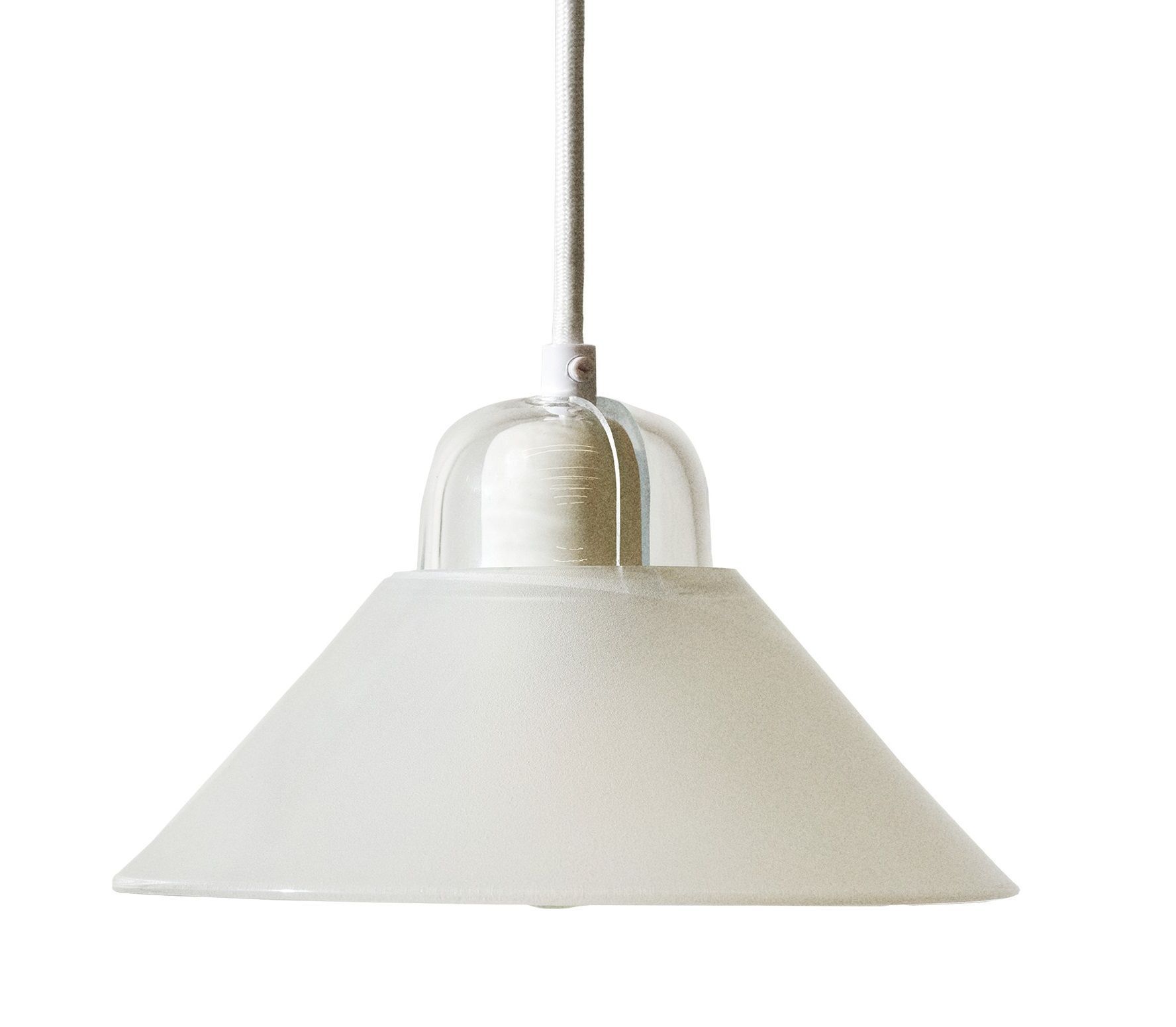 Weiße Kalo Lampe von Design House Stockholm, eine moderne Pendelleuchte für Wohnzimmer und Esszimmer.