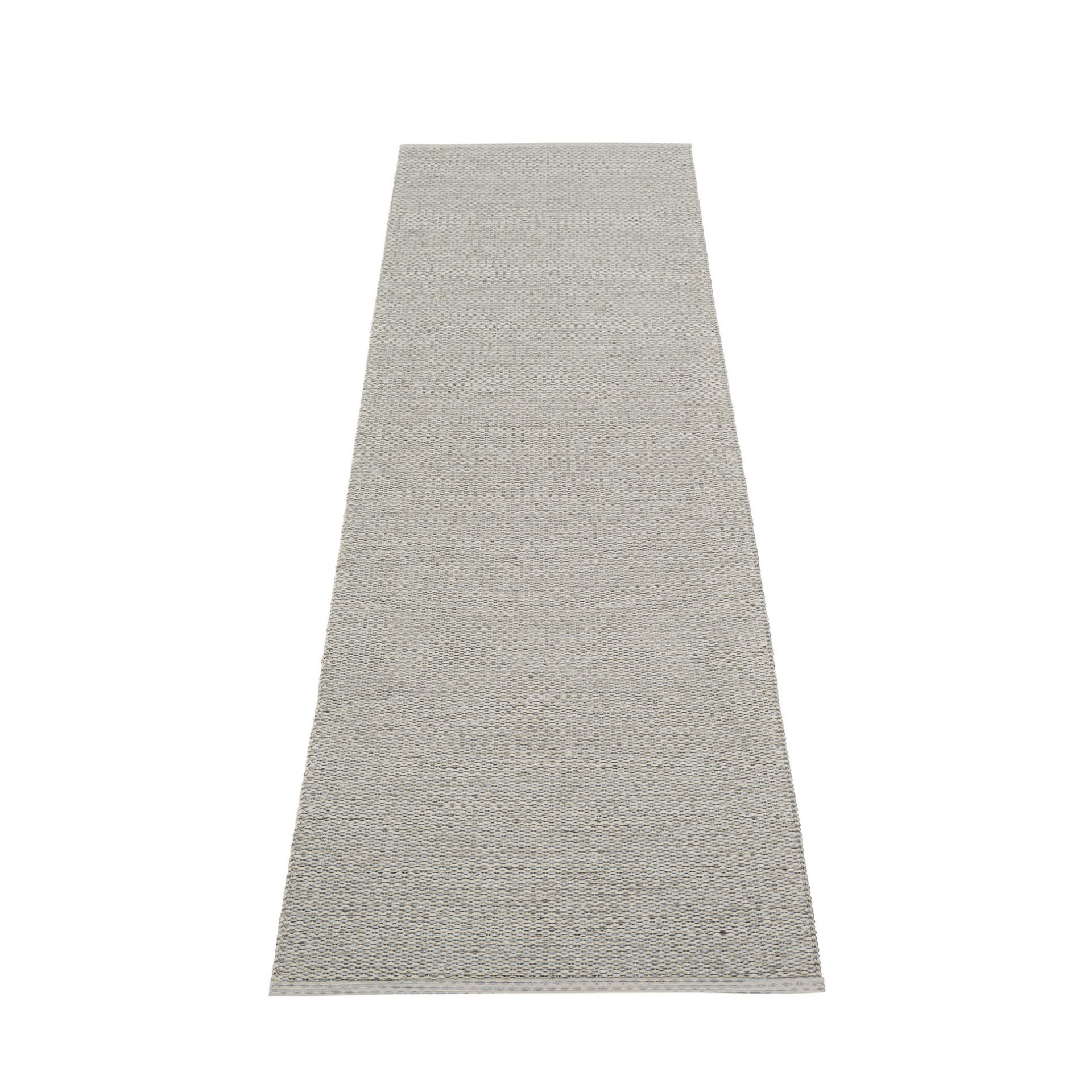 Svea Kunststoffteppich in warmem Grau, 70x240 cm, von Pappelina. Moderner Teppich für Innenräume.