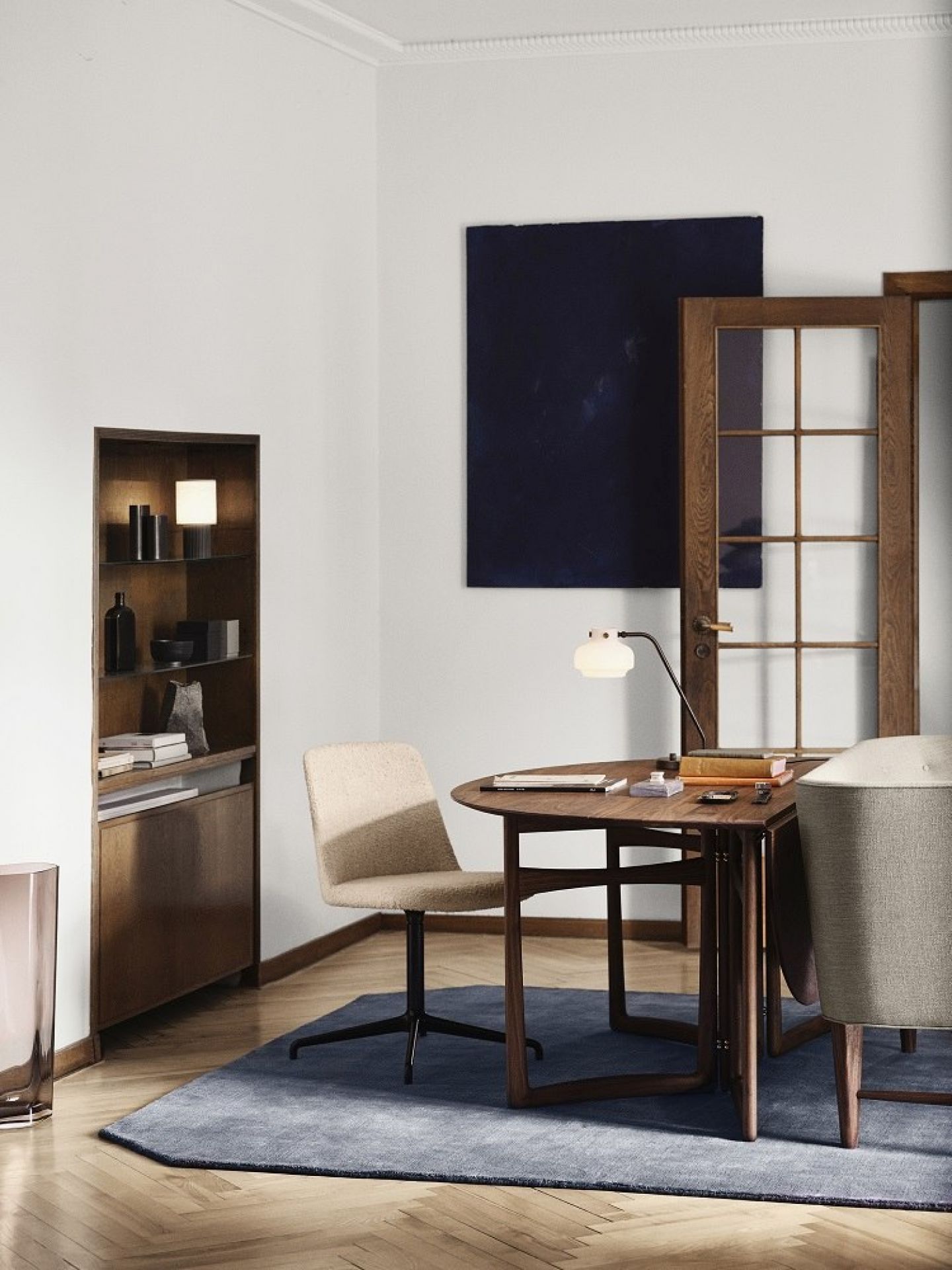 Manhattan SC52 Akkuleuchte auf einem Tisch, eine tragbare Tischleuchte von AndTradition.