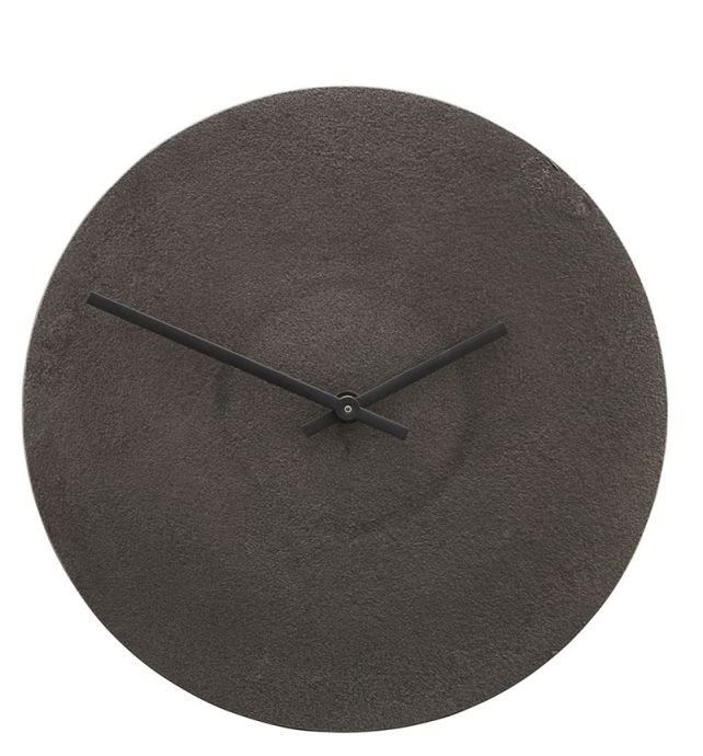 Thissur Antique Metallic Clock Wanduhr von House Doctor, runde Wanduhr in Antik-Metall-Optik mit schwarzen Zeigern.