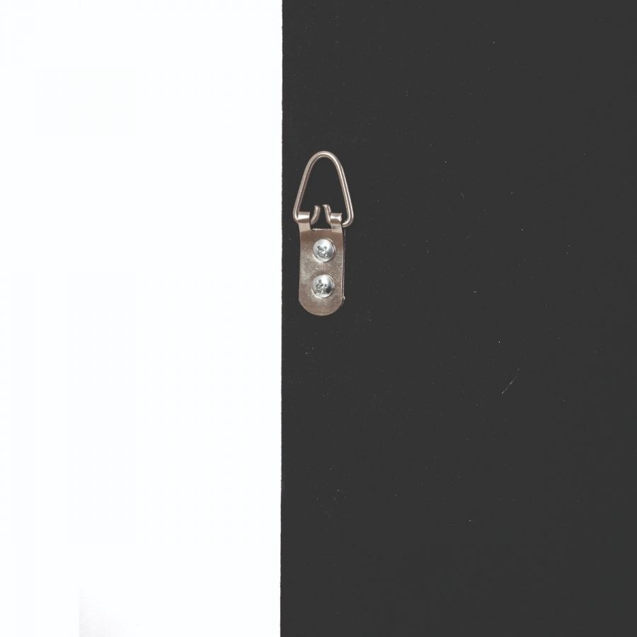 Detailaufnahme der Aufhängung für die Seletti Loft Window Leuchte, Rückseite schwarz-weiß.