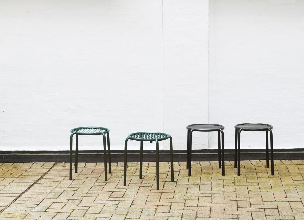 Vier moderne Vig Stool Hocker von Normann Copenhagen in Grün und Schwarz für den Außenbereich.