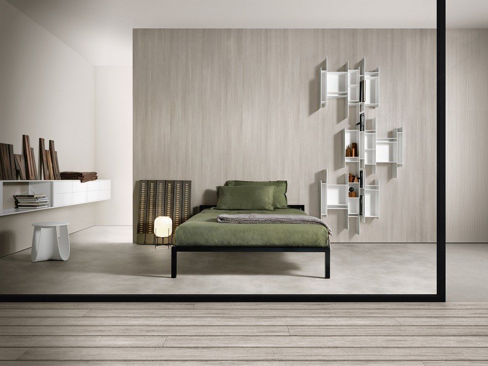 Weißes Aluminium Bett (MDF Italia) mit grüner Bettwäsche in modernem Schlafzimmer.