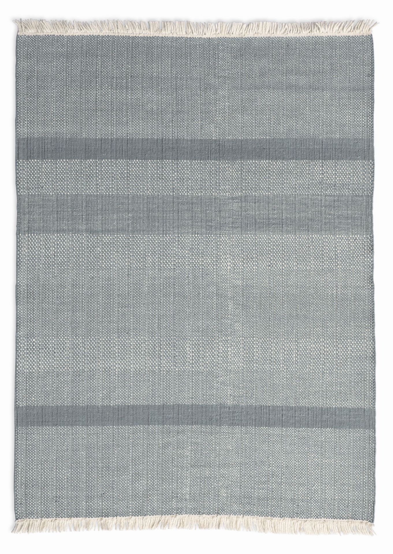 Tres Texture Teppich Salbei von Nanimarquina, ein rechteckiger Teppich mit Fransen und horizontalen Streifen.