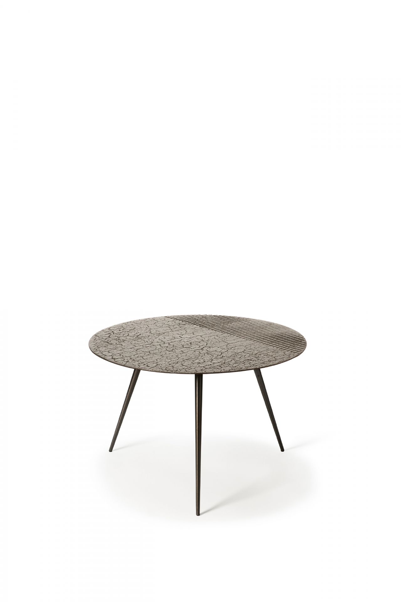 Runder Luna Couchtisch im Lava-Design mit drei schlanken Beinen, modernes Wohnzimmer-Möbel.