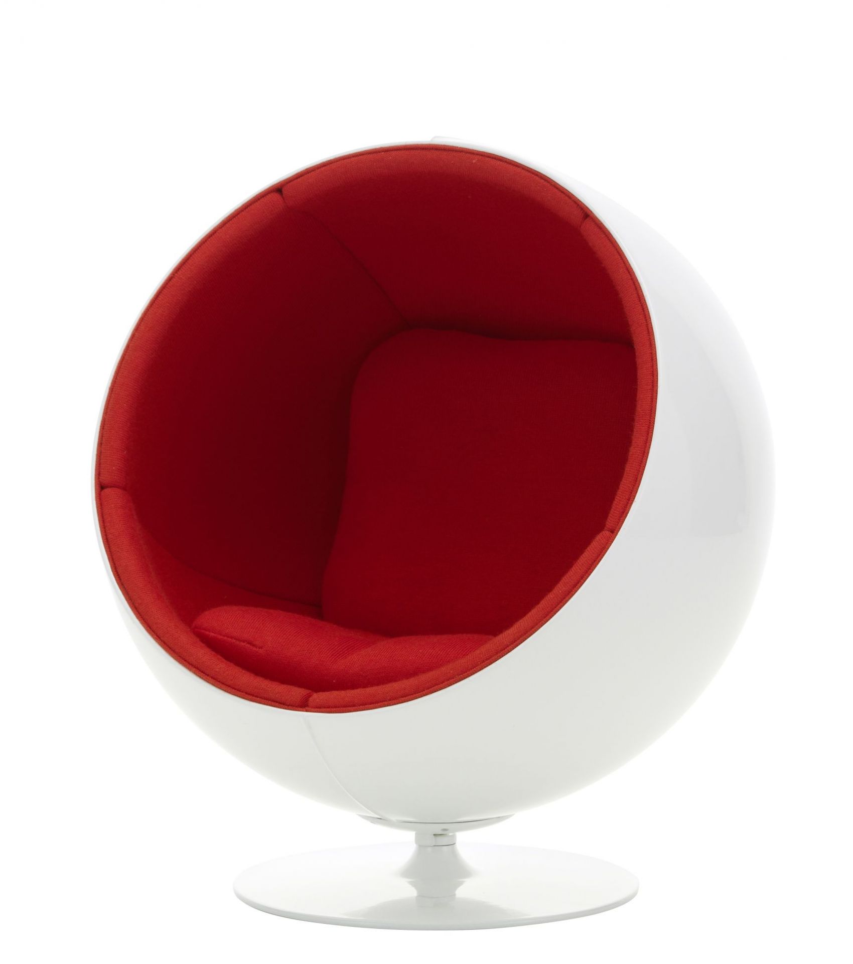 Weißer Ball Chair Miniatur von Vitra mit roter Innenausstattung, ein Designklassiker für modernes Wohnen.