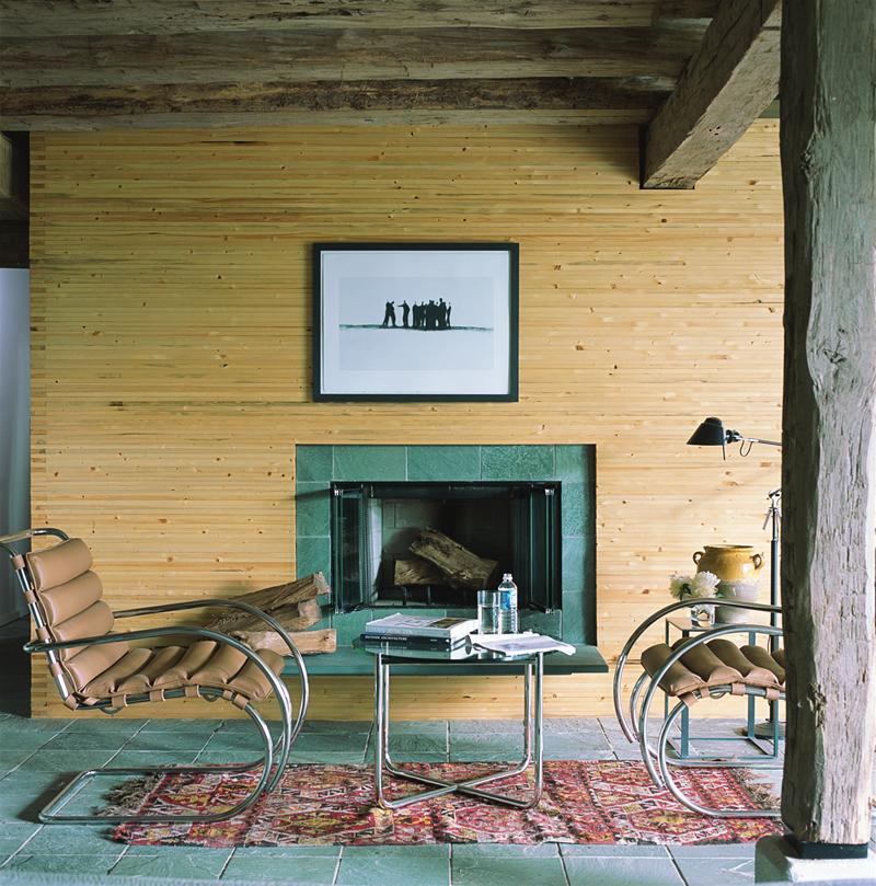 Zwei MR Sessel im Bauhaus Stil von Knoll International vor einem Kamin.