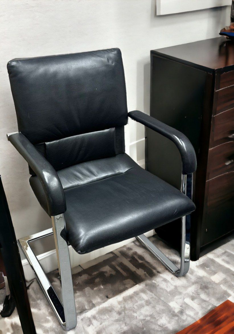 Figura Metallfreischwinger: Gebrauchtmodell Bürostuhl mit schwarzem Leder und Chromgestell. Ergonomischer Sitzkomfort für Büro und Homeoffice.