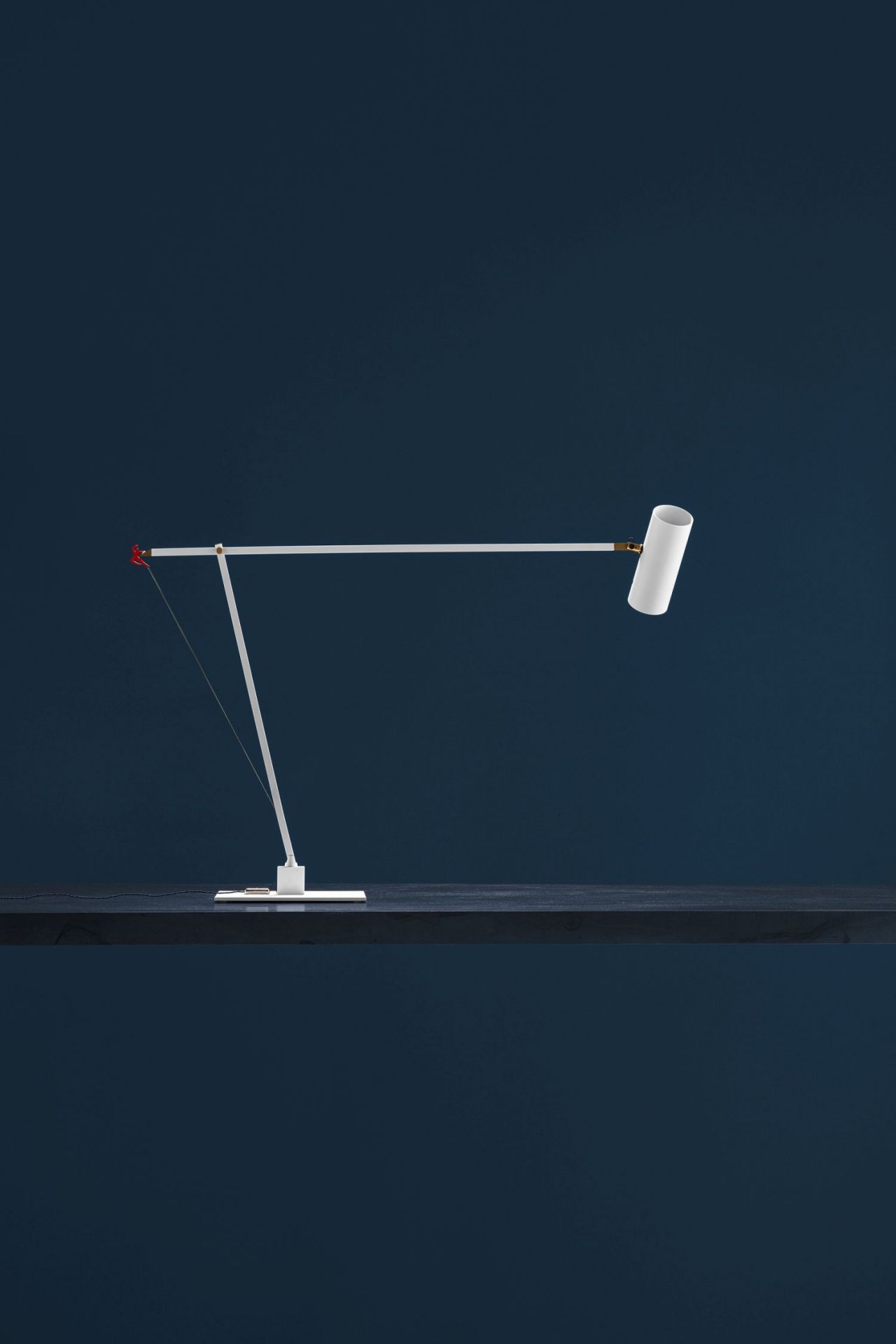 Weiße Ettorino Tischleuchte von Catellani & Smith mit minimalistischem Design und verstellbarem Arm.