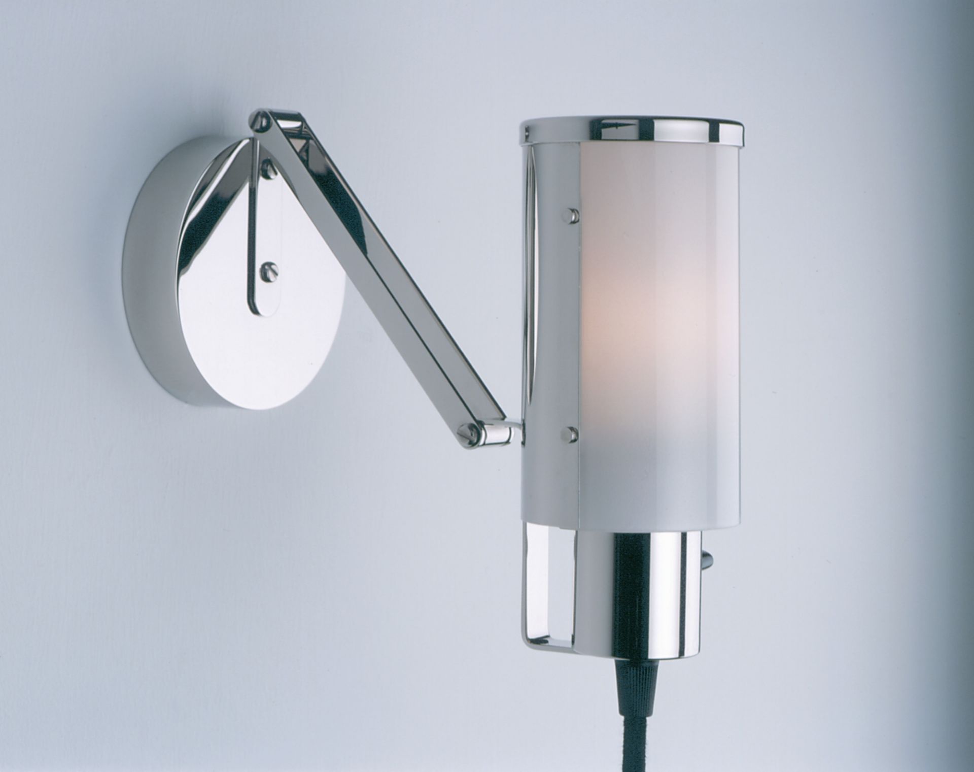 Wandleuchte Wagenfeld WNL 30 von Tecnolumen mit schwenkbarem Arm und zylindrischem Lampenschirm aus Opalglas.