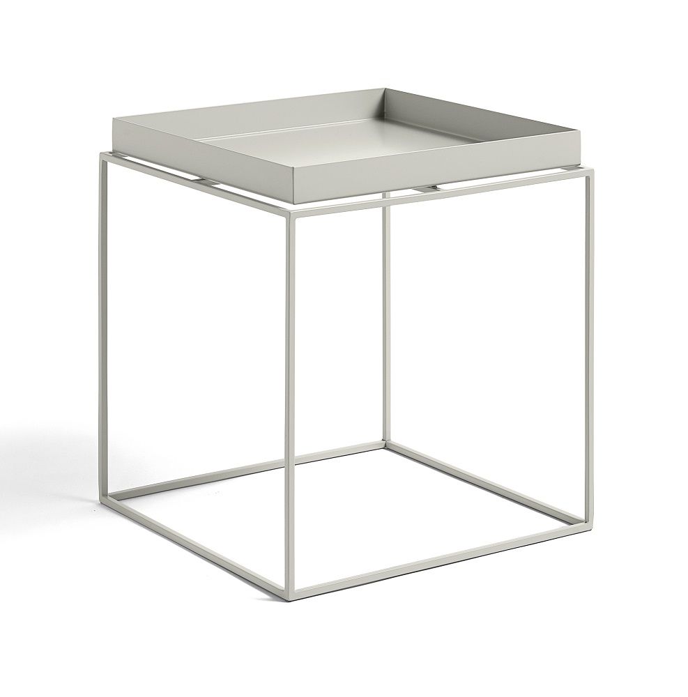 Hay Tray Table M Beistelltisch in Warmgrau, quadratisch, mit minimalistischem Metallgestell für modernes Wohnambiente.