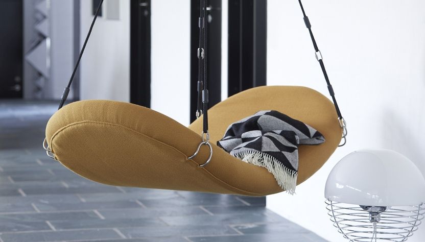 Gelber Flying Chair Schaukelsessel mit Decke, hängend im Raum. Bequemer Design Sessel.