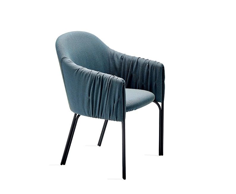 Blauer Celine Armchair Sessel von Freifrau Manufaktur mit gerafften Armlehnen und schwarzem Gestell.