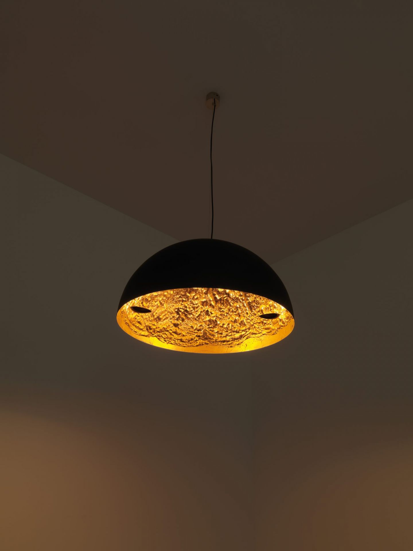Stchu-Moon 02 Hängeleuchte von Catellani & Smith mit goldener Innenseite und schwarzer Außenseite.