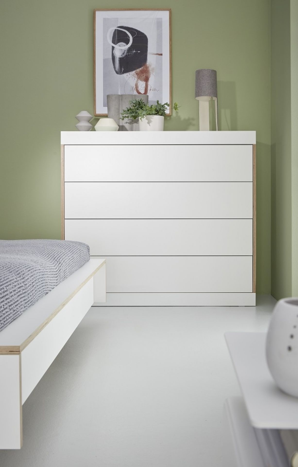 Weiße Flai Kommode von Müller Möbelwerkstätten mit vier Schubladen im Schlafzimmer.