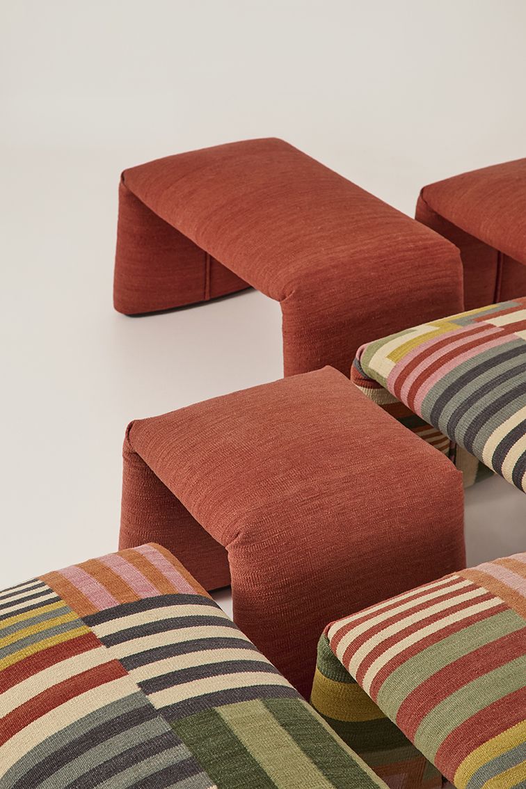 Nanimarquina Folded Pattern Bank, rote und gestreifte Sitzbänke, moderne Möbel für Wohnzimmer und Wartebereiche.