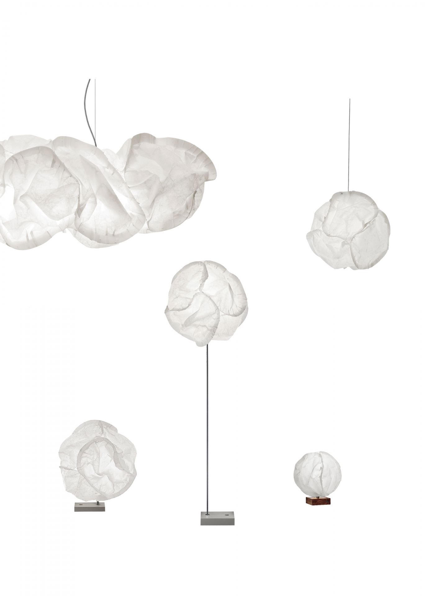 Cloud LED Leuchten von Belux: Stehleuchte, Hängeleuchte und Tischleuchte mit weißem Lampenschirm in Wolkenform.