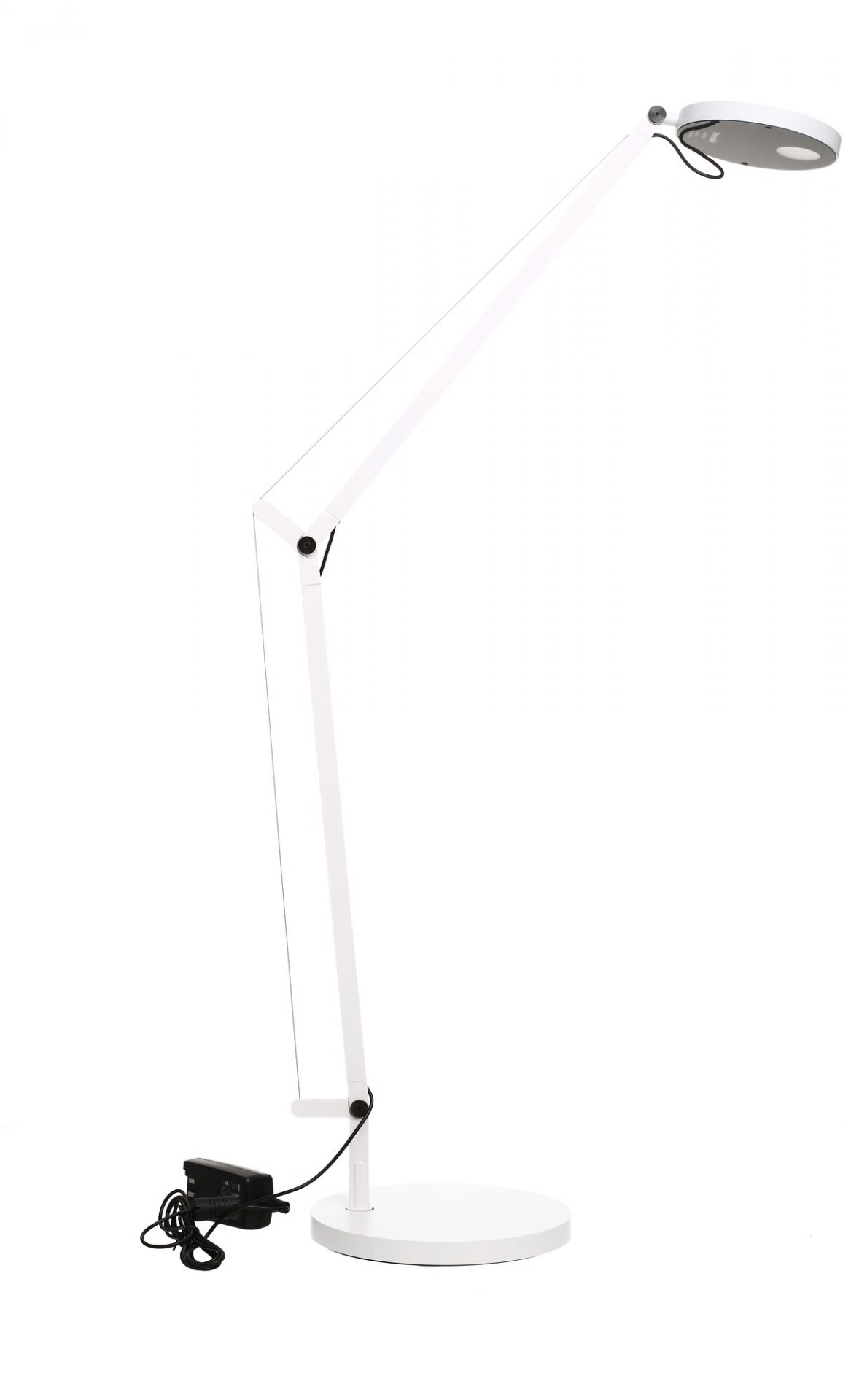 Weiße Demetra Tischleuchte von Artemide mit verstellbarem Arm und rundem Leuchtenkopf.