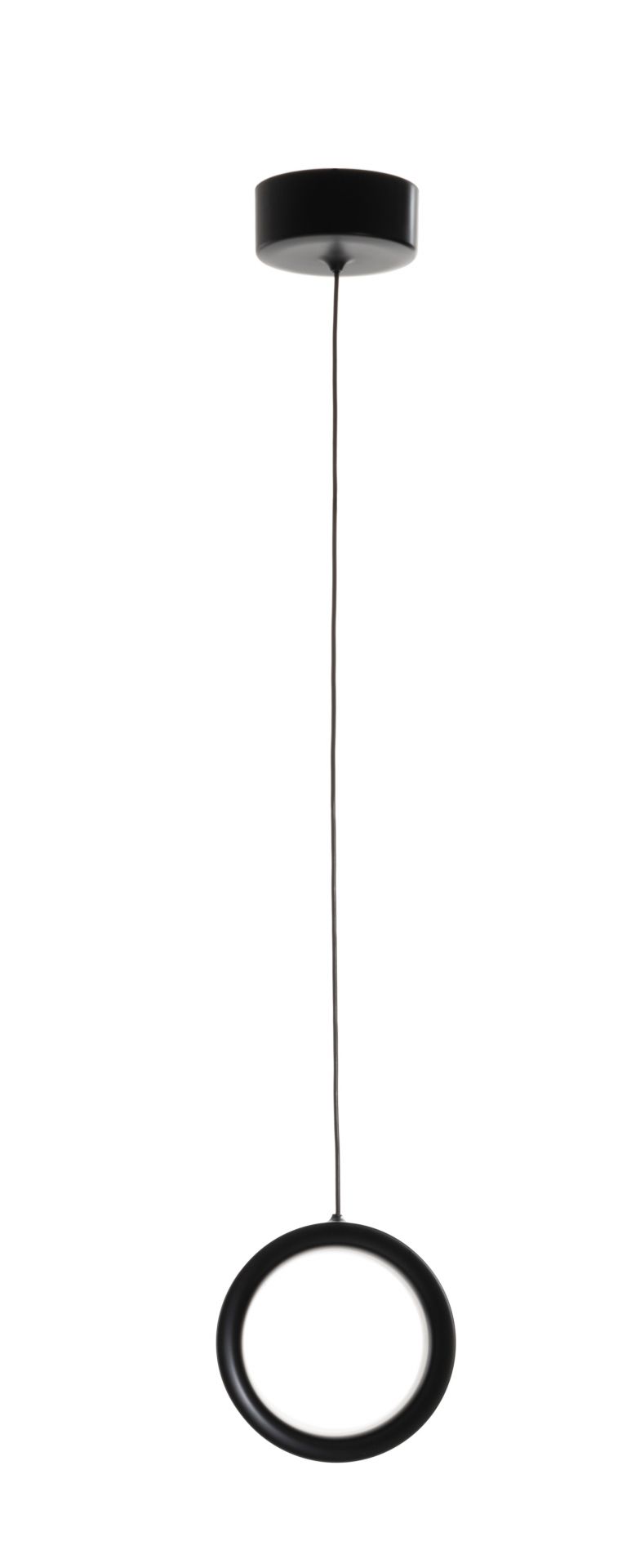 Schwarze Lost Pendelleuchte von Magis: Minimalistische Hängeleuchte mit kreisförmigem Lampenschirm und langer Zuleitung.