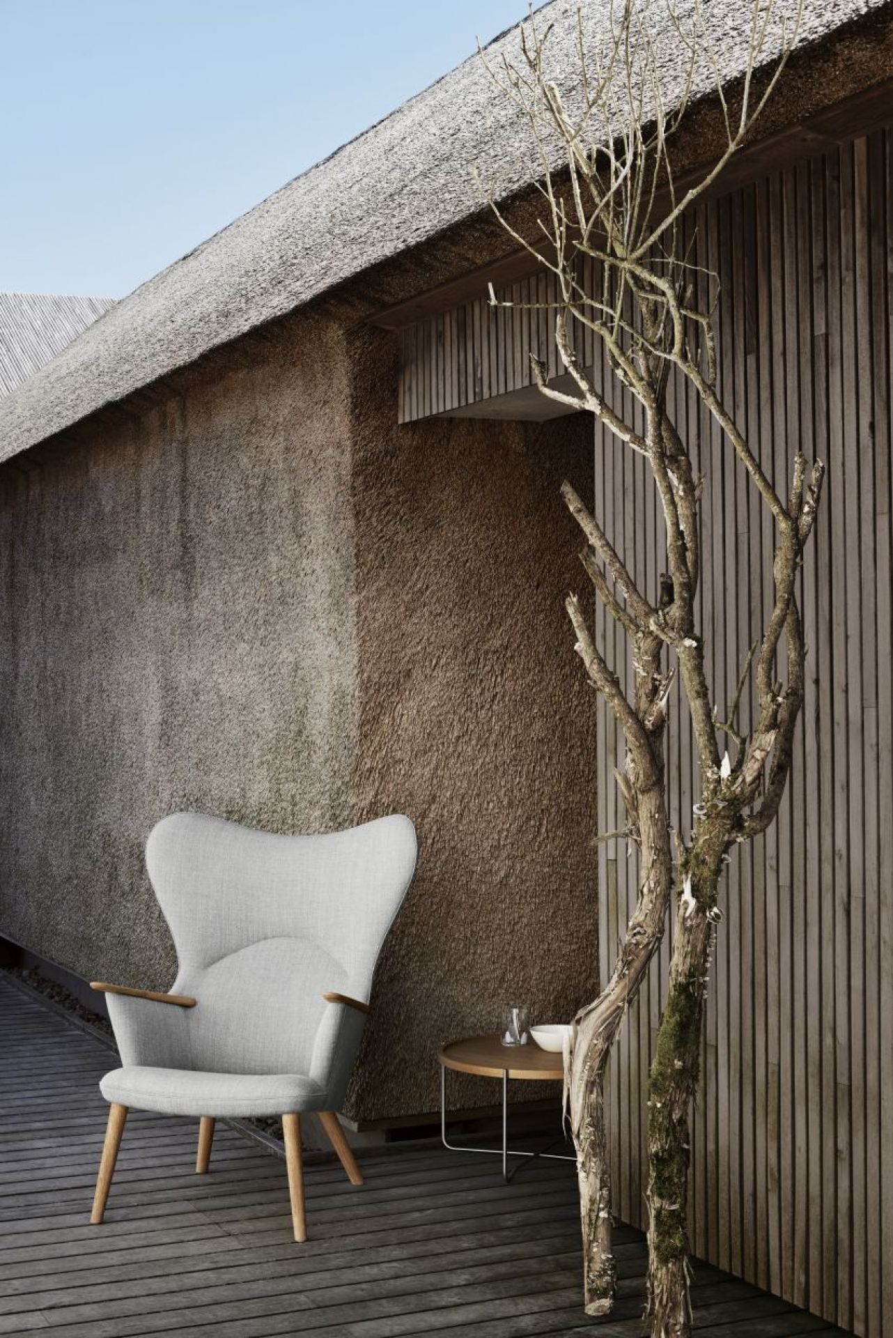 CH78 Mama Bear Sessel von Carl Hansen & Søn in hellem Fiord-Bezug, Holzgestell.